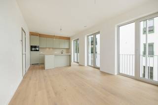 <p>Dit ruim en lichtrijk<strong> </strong>nieuwbouwappartement van ca. 96 m² beschikt over 3 slaapkamers, 2 badkamers, een overdekt terras en een ondergrondse parkeerplaats met privatieve berging.</p>
<p>De inkomhal is voorzien van praktische maatkasten die dienstdoen als vestiaire en extra bergruimte. De lichtrijke leefruimte sluit aan op het terras en beschikt over een open, volledig uitgeruste keuken. Parket is voorzien in de inkomhal, leefruimte, keuken en slaapkamers.<br />Voor ingebruikname zal het appartement nog volledig geschilderd worden door de verhuurder.</p>
<p>Het appartement beschikt over een badkamer met ligbad, dubbele lavabo en toilet, een afzonderlijke douchekamer met douche en lavabo en een apart gastentoilet.</p>
<p>In de berging bevinden zich de aansluitingen voor wasmachine en droogkast, samen met de technische installaties.</p>
<p>Een ondergrondse parkeerplaats en privatieve berging zijn inbegrepen in de huurprijs. <br />Daarnaast bestaat de mogelijkheid om een tweede parkeerplaats bij te huren aan 55 €/maand.</p>
<p>Een comfortabel en praktisch ingedeeld nieuwbouwappartement met veel ruimte, een mooi terras en alle hedendaags wooncomfort.<br /><br />Huurprijs app : 1.250 €/mnd<br />Gemeenschappelijke lasten : 75 €/mnd<br />Voorschot verwarming en sanitair warm water : 75 €/mnd, met afrekening volgens individueel verbruik via de voorziene meetinstallaties<br /><br /><span><strong>Interesse? <br /></strong>Contacteer<strong> Delphine</strong> via<strong> 0471 855 172 </strong>of <strong>delphine@valorvastgoed.be </strong>voor bijkomende informatie of een bezichtiging op afspraak.</span></p>