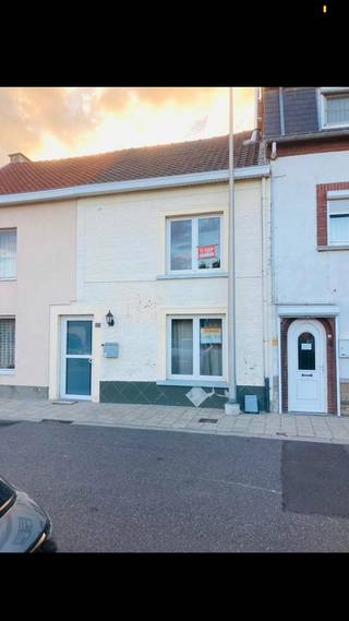 Op wandelafstand vh centrum v sint-truiden en 15 km v Hasselt vinden we deze ruime starterswoning. De woning is volledig gerenoveerd met epc C.<br />Gelijkvloers open ruimte met veel lichtinval: inkomhal, ruime zonnige living, grote open keuken voll. geïnstalleerd en een mooie badkamer met ligbad, lavabomeubel en wc, wasruimte en apart gastentoilet.<br />Vanuit de keuken toegang tot een groot terras en een ruime tuin met gazon en achteruitgang.<br />Op de 1ste verdieping: 3 slaapkamers.<br />Vaste trap naar geïsoleerde zolder.<br />Beneden nog een ondergrondse kelder.<br />Het grootste gedeelte vd woning is voorzien v nieuw laminaat.<br />Cv op gas met nieuwe leidingen, elektriciteit goedgekeurd. Oppervlakte 250 m2 en bewoonbare opp: 106m2<br />Centrum vlakbij, openbaar vervoer dichtbij en school aan de deur. Ideaal als starterswoning of als opbrengstpand om te verhuren. Parkeerplaatsen vr de deur en mogelijkheid electrische auto opladen. Geen huurkoop en geen makelaars!!!<br />