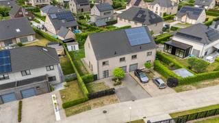 <p><strong>Op zoek naar een woning die volledig klaar is voor de toekomst? Zoek niet langer.</strong></p><p><strong>In een uiterst kindvriendelijke (doodlopende straat) en residentiële buurt in Lochristi bevindt zich deze jonge, moderne halfopen bebouwing.</strong></p><p><strong>Met een indrukwekkend EPC-label A en een volledig conforme elektriciteit koopt u hier 100% gemoedsrust.</strong></p><h3>Waarom dit uw slimme, nieuwe thuis wordt:</h3><ul><li><p><strong>Zorgeloos & Energiezuinig (EPC A):</strong> Dankzij de uitstekende isolatie en moderne technieken geniet u van een minimaal energieverbruik en een heerlijk binnenklimaat. Klaar voor de toekomst!</p></li><li><p><strong>Elektriciteit 100% Conform:</strong> Geen verborgen kosten of aanpassingen nodig bij de intrek. De elektrische installatie is volledig goedgekeurd.</p></li><li><p><strong>Licht & Ruimte Centraal:</strong> De royale leefruimte geniet van een uitzonderlijke lichtinval dankzij de grote, kamerhoge raampartijen die een prachtig uitzicht bieden op de achterliggende tuin.</p></li><li><p><strong>Modern Kookcomfort:</strong> De volledig uitgeruste open keuken vormt het kloppend hart van de benedenverdieping. Ideaal om te koken terwijl u in contact blijft met uw gezin of gasten.</p></li><li><p><strong>Slaapcomfort:</strong> Naast drie volwaardige, lichtrijke slaapkamers op de eerste verdieping, beschikt de woning over een volledig ingerichte, multifunctionele afgewerkte zolderverdieping (master bedroom, home office of speelkamer).</p></li><li><p><strong>Buiten Genieten:</strong> De zonnige, volledig omheinde tuin met terras is een oase van rust. Klaar voor gezellige barbecues of een ontspannen koffie in de ochtendzon.</p></li><li><p><strong>Praktisch Comfort:</strong> Uitgerust met een moderne badkamer en een zeer praktische inpandige garage (rechtstreeks toegankelijk via de keuken) – ideaal voor uw wagen, fietsen en extra stockage.</p></li></ul><h3>Toplocatie in Lochristi</h3><p>Gelegen in een rustige, groene straat waar kinderen nog veilig buiten kunnen spelen. Toch bevindt u zich hier op wandelafstand van scholen, gezellige lokale winkels en het openbaar vervoer. Dankzij de onmiddellijke nabijheid van de N70 en de R4 bent u in een mum van tijd in Gent of op de snelweg (E17/E40).</p><h3>In de kijker (Kenmerken):</h3><ul><li><p><strong>EPC:</strong> A-label (Uitzonderlijk energiezuinig!)</p></li><li><p><strong>Elektriciteit:</strong> Volledig conform goedgekeurd</p></li><li><p><strong>Type:</strong> Halfopen bebouwing</p></li><li><p><strong>Slaapkamers:</strong> 4 (inclusief volledig ingerichte zolderkamer)</p></li><li><p><strong>Extra's:</strong> Inpandige garage, grote raampartijen, open keuken, zonnige tuin met terras, regenwaterput,.....</p></li></ul><h3>📞 Bent u klaar om deze toekomstbestendige woning zelf te ontdekken?</h3><p>Laat deze unieke, energiezuinige kans in Lochristi niet aan u voorbijgaan.</p><p><strong>Neem vandaag nog contact op voor meer informatie of een bezoek ter plaatse!</strong></p><p><strong>Ellen : 0475.400.770 - ellen@altro-vastgoed.be</strong></p>