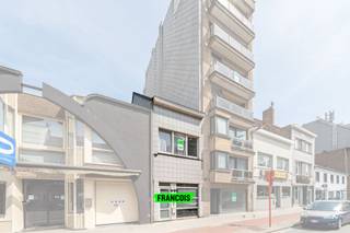 Ben je op zoek naar een eigendom met potentieel in het bruisende hart van Oostende? ✨ Deze te renoveren handelswoning op een toplocatie biedt...