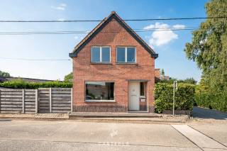 In dit landelijke, maar goed verbonden deel van Assenede, net over de Nederlandse grens vind je deze charmante open bebouwing.<br />De woning combineert ruimte, een praktische indeling en een prachtige buitenomgeving waar het heerlijk vertoeven is.<br /><br />Binnen kom je terecht in een gezellige woonkamer met aansluitend een eetruimte en een functionele keuken. Daarnaast zijn er op het gelijkvloers een badkamer, een aparte wasruimte en een aparte koer die extra mogelijkheden biedt. Op de verdieping wachten drie volwaardige slaapkamers, ideaal voor een gezin of voor wie ruimte zoekt voor hobby’s of een thuiskantoor.<br /><br />Buiten geniet je van een zeer ruime tuin, perfect om tot rust te komen of actief te tuinieren.<br />Verder is er een praktische garage met extra mogelijkheden, zonnepanelen (zonder batterij) en een EPC-label C (296 kWh/m²). De woning beschikt bovendien over een droge kelder en een zolder die extra opbergruimte biedt.<br /><br />Troeven van deze woning:<br />	- Open bebouwing in ‘het Staakje’<br />	- Aparte wasruimte en koer<br />	- Zonnepanelen aanwezig (zonder batterij)<br />	- EPC-label C (296 kWh/m²)<br />	- Garage met extra mogelijkheden<br />	- Droge kelder <br />	- Zolder voor extra opbergruimte<br /><br />Bereikbaarheid en omgeving:<br />Groene en landelijke omgeving met alle voorzieningen dichtbij. In het centrum van Assenede liggen supermarkten zoals Aldi, OKay en Smatch, samen met bakkers en slagers. Net over de grens in Sas van Gent vind je bovendien een Albert Heijn en Lidl, waardoor je nog meer keuze hebt voor je dagelijkse boodschappen. Openbaar vervoer is vlot bereikbaar via de halte “Knikkerstraat”.<br /><br />Een woning die warmte en ruimte uitstraalt, en helemaal klaar is om nieuwe bewoners te verwelkomen.<br />Contacteer ons voor meer informatie of om een afspraak in te plannen.<br /><br />Nieuw stedenbouwkundig attest in aanvraag.