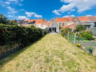 Assebroek, <u><strong>RUIME LICHTRIJKE INSTAPKLARE WONING met GROTE TUIN met  UITWEG en oprit ,</strong></u> <strong><u>mogelijkheid garage te bouwen van zeker 30m²,</u></strong><br /><u><strong>3 SLAAPKAMERS, Badkamer en douchekamer. </strong></u>Supergoede ligging,vlakbij scholen, winkels, bushalte<br />Omvat: inkomhal met nieuw toilet , <u>living van 40m²</u>, ingerichte nette keuken ( oven, gasfornuis ,vaatwas,veel kasten),<u> eetkeuken van 17m²</u> met zicht op zuidoost gerichte tuin met terras, ook op het gelijkvloers, badkamer met ligbad, plaats voor wasmachine en droogkast.<br />1 é Verd: douche kamer met toilet, 2 mooie slaapkamers, overloop naar dakverdieping, waar terug ruime overloop en grote slaapkamer.<br /><br />PVC-ramen met hoogrendementsglas, centrale verwarming op aardgas.<br />Tot in de puntjes verzorgd , JUIST VERHUIZEN !<br /><br /> 