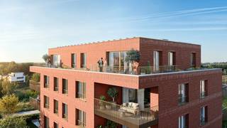Ontdek dit royale nieuwbouwappartement op de derde verdieping van L’Orée, een exclusief en kleinschalig woonproject met slechts 14 appartementen in de groene wijk Neerpede, Anderlecht.
Met een bruto woonoppervlakte van 136 m² biedt dit appartement bijzonder veel ruimte. Het beschikt over vier slaapkamers en twee badkamers, ideaal voor een groter gezin of wie extra kamers zoekt voor gasten, hobby’s of thuiswerk. Het royale terras van 22 m² biedt volop mogelijkheden om buiten te ontspannen of gezellig te tafelen.
L’Orée ligt op een volledig omheind, groen en autoluw domein met een gemeenschappelijke binnentuin, ontworpen door een landschapsarchitect. Dankzij geothermie woon je volledig gasvrij en geniet je van energiezuinige verwarming en koeling, wat helpt om je energiefactuur laag te houden. Ook de mogelijkheid om een laadpaal te voorzien, draagt bij aan toekomstgericht wooncomfort.
De groene omgeving van Neerpede biedt rust en ruimte, met Brussel, metro Erasmus en belangrijke verbindingswegen binnen handbereik.
Een mooie kans voor wie luxueus, ruim en energiezuinig wil wonen, vlak bij de stad.
Vraag vandaag nog meer informatie aan en ontdek de plannen van dit appartement.
Ontdek het project op onze website: https://www.zabra.be/nieuwbouwproject-te-koop/loree-anderlecht