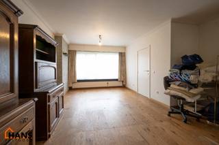 Inkomhal; apart toilet; leefruimte; keuken met kasten, spoelbakken, kookplaat, dampkap en ruimte voor een eigen vaatwasser en koelkast; badkamer...