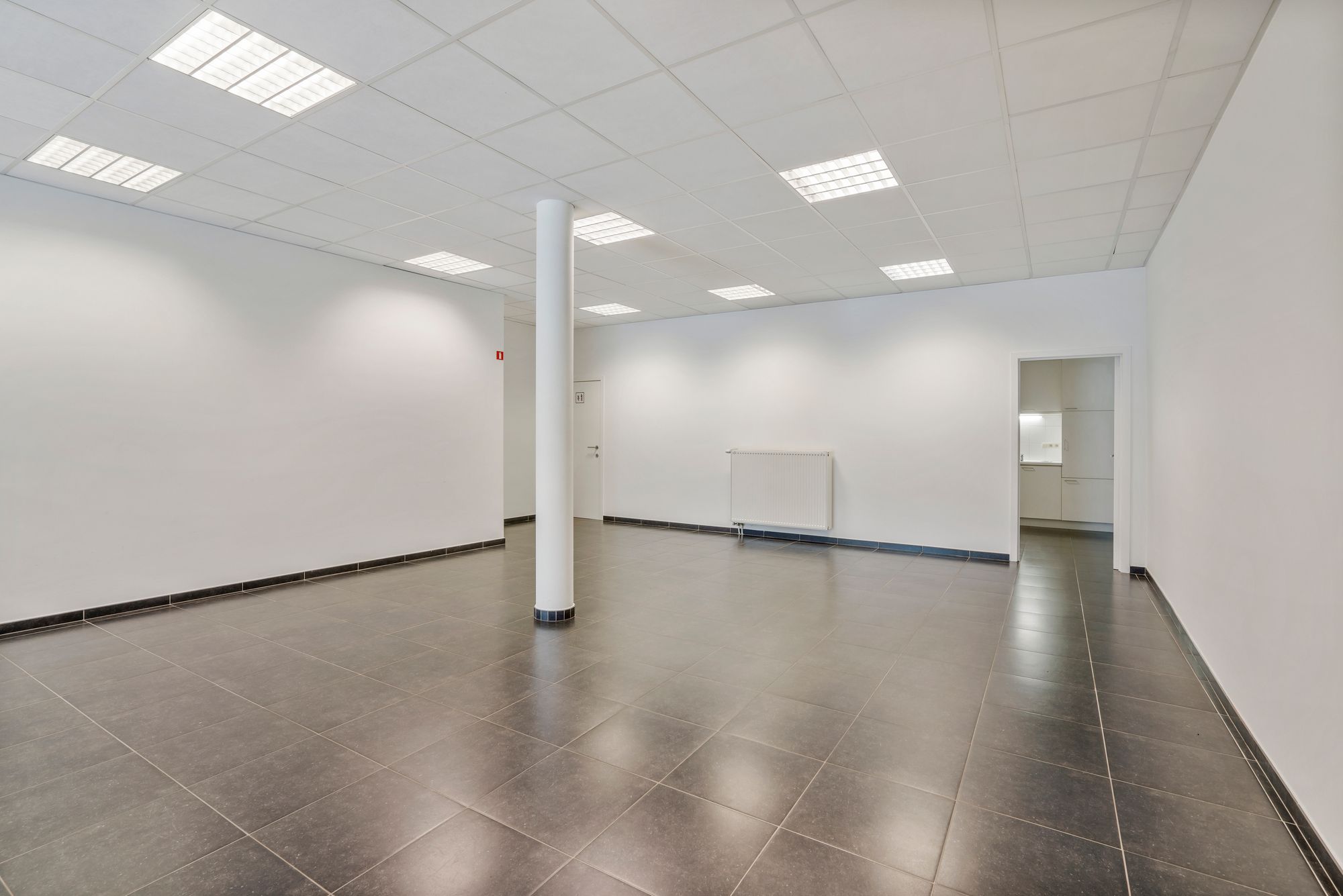 Veelzijdige handelsruimte met etalage in centrum Eeklo. - foto 4