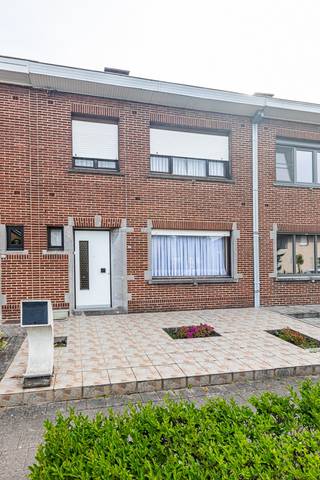 Rustig gelegen, te moderniseren woning met 3 slaapkamers (meer mogelijk), tuin en grote garage op 288m² (uitweg achteraan).
