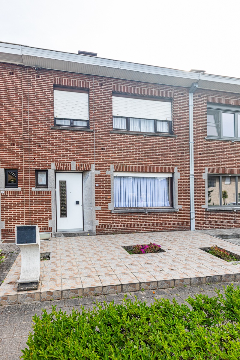 Rustig gelegen, te moderniseren woning met 3 slaapkamers (meer mogelijk), tuin en grote garage op 288m². - foto 1