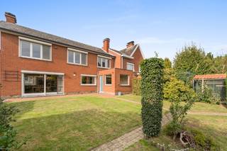 Uitzonderlijk ruime driegevelwoning met 5 slaapkamers in Roeselare. Gebouwd in '66 maar heeft wel heel wat te bieden. Zeer verzorgd en degelijk. <br />Dubbel zo groot dan een normale woning. 2 opritten en veel parking. <br />Beperkte kosten voor de slimme investeerders kunnen deze investering op korte / lange termijn financieel mogelijk maken.<br /><br /><strong>Rustig en centraal gelegen in een residentiële straat:</strong> ruime driegevelwoning op een zuidelijk georiënteerd perceel van ca. 417 m².<br /><br /><strong>Deze woning </strong>beschikt over meer dan <strong>190 m² woonoppervlakte</strong>, een ruime inkomhal, apart bureel, lichtrijke L-vormige leefruimte met parket en haard, vernieuwde recent vernieuwde keuken met zithoek, berging/wasplaats en garage.<br />Op de eerste verdieping bevinden zich vijf ruime slaapkamers, een dressing en een badkamer die renovatie vraagt.<br />Verder zijn er een zeer grote zolder, kelder, garage en extra oprit naast de woning.<br /><br />De<strong> discrete zuidgerichte tuin</strong> met grasperk en tuinhuis biedt volop privacy en zon.<br /><br /><strong>Troeven:<br />- </strong>EPC-label C, dubbele beglazing<br />- Deels recent vernieuwde pvc-ramen<br />- Duurzame parketvloer <br />- Asbestdak kan wachten tot later<br />- 5 slpk | bureel | kelder | berging | grote zolder<br />- Nieuwe keuken <br />- 190m2 wonen is uniek in Roeselare !<br />- Sterke woning met beperkte kosten &amp; mogelijkheden voor later<br />- Badkamer, elektriciteit en verwarming is een werkpunt<br /><br />Ideaal voor gezinnen, thuiswerkers en wie op zoek is naar een woning met potentieel.<br /><br />Benieuwd naar deze unieke woning? Contacteer Domicill Vastgoed vandaag nog en plan uw bezoek in!  <br />Van harte welkom. 