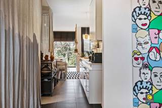 <p><span>Stijlvol loftappartement met terras en parkeermogelijkheid in de hippe Harmoniewijk</span></p><p><span> </span></p><p><span>Op de vierde verdieping van een recent gebouw, midden in de trendy Harmoniewijk, bevindt zich deze unieke loft met een prachtig uitzicht op zowel het Harmoniepark als het Albertpark. Een topligging waar rust en stadsleven elkaar perfect ontmoeten. Winkels, scholen en gezellige restaurants bevinden zich letterlijk om de hoek.</span></p><p><span> </span></p><p><span>Licht, ruimte en comfort</span><span><br />Via de beveiligde inkom met vestiaire kom je binnen in een open leefruimte die baadt in het natuurlijke licht dankzij de grote raampartijen. Het zuidwestgericht terras sluit naadloos aan en biedt een ideale plek om te genieten van de zon.<br />De moderne keuken, uitgerust met inductiekookplaat, oven, vaatwasser en dampkap, is praktisch ingedeeld en vormt een elegant geheel met de leefruimte.</span></p><p><span> </span></p><p><span>Flexibele indeling</span><span><br />Het appartement wordt momenteel als loft bewoond. Rekening houdend met de originele plannen is het perfect mogelijk om het terug in te delen naar een 2-slaapkamerappartement. De compacte maar functionele badkamer beschikt over een inloopdouche, lavabo en toilet en ligt vlak bij de slaapzone.</span></p><p><span> </span></p><p><span>Mobiliteit & voorzieningen</span><span><br />Met de tram sta je in enkele minuten in het bruisende stadscentrum of aan het centraal station, vanwaar je vlot verder reist met trein of hogesnelheidstrein. Ook met de wagen is de bereikbaarheid uitstekend dankzij de nabijheid van de belangrijkste invalswegen.</span></p><p><span> </span></p><p><span>Toekomstige meerwaarde</span><span><br />Momenteel zijn er werkzaamheden bezig met de opwaardering van de driehoek Koning Albertpark, wat de buurt nog aantrekkelijker zal maken. Meer info hierover vind je via de volgende link: https://www.antwerpenmorgen.be/nl/projecten/albertpark/over</span></p><p><span> </span></p><p><span>Praktische info</span></p><ul><li><span>Gemeenschappelijke kosten: €125/maand (incl. lift, water, elektriciteit & schoonmaak gemene delen, brandverzekering)</span></li><li><span>Autostaanplaats optioneel bij aan te kopen: €30.000</span></li><li><span>Gemeenschappelijke fietsenberging aanwezig</span></li></ul><p><span>Troeven op een rij:</span></p><p><span> </span></p><ul><li><span>Gunstig EPC-label A</span></li><li><span>Zuidwestgericht terras</span></li><li><span>Uitzicht op twee parken</span></li><li><span>Gegeerde en bruisende locatie</span></li><li><span>Modern en instapklaar gebouw</span></li><li><span>Loft kan eenvoudig worden omgevormd tot 2-slaapkamerappartement</span></li><li><span>Opwaardering van de buurt in volle uitvoering</span></li></ul><p><span> </span></p><p><span>Dit loftappartement biedt alles wat je mag verwachten van een moderne, energiezuinige woning: kwalitatieve afwerking, overvloedig daglicht, een praktische voorzieningen zoals een fietsenstalling en autostaanplaats. Een ideale keuze voor wie op zoek is naar instapklaar trendy loftappartement.</span></p><p><span> </span></p>