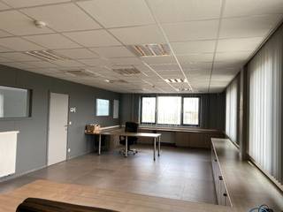 Ingericht bureel met 2 bureaus en ingemaakte kasten, een apart toilet met lavabo, archiefruimte of stockageplaats. Op een oppervlakte van 185 m². Voor het gebouw zijn er enkele parkeerplaatsen. <br />Optioneel extra ruimte op bovenverdieping (160m²). <br /><br />Verwarming: centrale verwarming op aardgas.<br />Airco in de gelijkvloerse burelen.<br />Stadswater.<br />Elektriciteit.<br />Ventilatiesysteem.<br /><br />Beschikbaar: onmiddellijk.