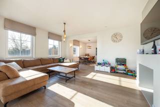 <p><span>Ontdek deze indrukwekkende woning met 4 slaapkamers te Heist-op-den-Berg! </span></p><p><span> </span></p><p><span>Bij binnenkomst ervaar je meteen de landelijke en lichtrijke sfeer van de woning. De woonkamer is royaal en voorzien van grote ramen die veel natuurlijk licht binnenbrengen. De open keuken is praktisch ingedeeld en voorzien van een centraal eiland met zwart granieten werkblad. Deze is voorzien van hoogwaardige apparatuur, waaronder een 'Falcon-fornuis'!. De keuken grenst aan een riante eethoek en praktische berging.</span></p><p><span> </span></p><p><span>De drie slaapkamers op de eerste verdieping zijn allemaal voorzien van mooie laminaat. Twee ervan zijn goed uitgeruste kamers, elk voorzien van een dressing, terwijl de andere kamer momenteel dienst doet als thuiswerkruimte. De slaapkamer op de bovenverdieping is zeer ruim en kan nog opgesplitst worden, hetzij voor een separate dressing, hetzij voor een extra kamer.</span></p><p><span> </span></p><p><span>De badkamer beschikt over een luxueus design met een ligbad, inloopdouche met keienwand en een groot badkamermeubel met waskom en toilet. </span></p><p><span> </span></p><p><span>Het terrein rond het huis is voorzien van een ruim terras, perfect voor gezellige momenten met familie en vrienden. De tuin is volledig omheind, wat privacy biedt en ideaal is voor recreatie en spel. </span></p><p><span>Een inpandige garage maakt het geheel af.</span></p><p><span> </span></p><p><span>De woning ademt comfort, ruimte en gezelligheid uit, waardoor het een ideale keuze is voor een groeiend gezin of voor zij die naast wonen ook nog een bureau- of praktijkruimte nodig hebben.</span></p><p><span>Interesse? Contacteer ons via 0479/01.01.01!</span></p>