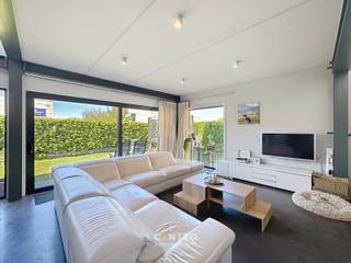 Recente woning met 4 à 5 slpks, praktijkruimte en opslagruimte, geschikt voor vele doeleinden!<br /><br /><strong>INDELING:<br /><u><em>Gelijkvloers :</em></u></strong><br />Inkomhal privé met voordeur aan zijkant van het gebouw - ruime LICHTRIJKE living (met houtkachel) - volledig ingerichte open keuken (O.a. met fornuis, dampkap, heteluchtoven, microgolfoven, frigo en vaatwasmachine) - aanpalend ruim bureel/kan tevens als 5de slaapkamer gebruikt worden - ruime wasplaats (met voorzieningen voor wasmachine en droger) - afzonderlijk gastentoilet (met lavabo) - badkamer (O.a. met dubbel lavabomeubel, ligbad én douche) - dressing - volledig omheinde tuin met ZUIDgericht terras en 2de zonneterras (met jacuzzi).<br /><br />Winkelruimte met voordeur aan straatzijde (22m2) + aanpalend bureel (36m2) - magazijn (300m2) - buitenopslag.<br /><br /><u><em><strong>Eerste verdieping:</strong></em></u><br />Ruime nachthal/hobbyruimte/sportruimte - 4 RUIME slaapkamers (18m2, 19m2, 22m2 en 23m2) - 2de badkamer (O.a. met lavabomeubel, toilet en voorzieningen voor douche) - toilet - ruime berging - mogelijkheid voor ruim overdekt zonneterras.<br /><br /><u><strong>Opmerkingen:</strong></u><br />- ENERGIEZUINIGE woning: Energielabel A (79 kWh/m2)!<br />- Onmiddellijk instapklaar.<br />- Bewoonbare oppervlakte: 440m2!<br />- Magazijn: 300m2<br />- Regenwaterput aanwezig.<br />- Drijfkracht (3x 400V aanwezig).<br /><br />Aarzel zeker niet om ons te contacteren voor verdere info mbt dit prachtige pand: 050/70.01.02 - info@centro.be.