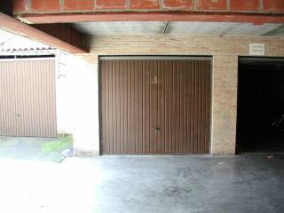 Deze traditioneel gebouwde garage (nr 6) met manuele kantelpoort is gelegen in de Karnemelkstraat, op een zucht van de Grote Markt en maakt deel uit van een kleinschalige residentie waar de garages bereikbaar zijn via de afgesloten inrijpoort wat zorgt voor maximale veiligheid. <br /><br />Onmiddelijk beschikbaar<br /><br />Huurwaarborg: 3 maanden huur