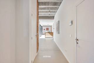 Dit fraaie appartement gelegen in het hart van Gent biedt een comfortabele en stijlvolle leefomgeving. Met een bewoonbare oppervlakte van 100 m² is er voldoende ruimte voor zowel ontspanning als dagelijkse activiteiten. De ruime indeling zorgt voor een aangename lichtinval en een open sfeer.<br /><br />Het appartement beschikt over één slaapkamer met dressing, ideaal voor singles of koppels die op zoek zijn naar een knusse en praktische woonruimte. Daarnaast is er een moderne badkamer aanwezig, uitgerust met alle benodigde voorzieningen voor optimaal comfort. De hoogwaardige afwerking draagt bij aan de hoogwaardige uitstraling van het geheel.<br /><br />U geniet hier tevens van een buitenruimte waar u kunt ontspannen en genieten van het stadsleven. De centrale ligging in Gent maakt dit appartement tot de perfecte uitvalsbasis om te genieten van alle voorzieningen en recreatieve mogelijkheden die de stad te bieden heeft.<br /><br />Huurprijs: 1.375 €/maand<br />Gemeenschappelijke kosten: 75 €/maand<br />Wenst u hier een bezoek? Contacteer Mathieu op het nummer 0474/74.64.04.