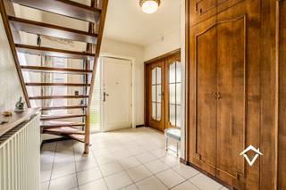 Deze verzorgde alleenstaande woning is gunstig gelegen in Ichtegem, op korte afstand van scholen, openbaar vervoer, winkels en andere dagelijkse voorzieningen. De woning bevindt zich op een ruim en gunstig georiënteerd perceel en beschikt over een aangelegde, zuidgerichte tuin, een ruime oprit met meerdere parkeerplaatsen én een aparte gemetste garage.<br /><br />Via de inkomhal betreedt u de gezellige leefruimte met houtkachel. Aansluitend bevindt zich de vernieuwde en volledig geïnstalleerde keuken, met daarnaast een praktische koele berging.<br />Op het gelijkvloers vindt u verder een bureauruimte die eveneens perfect dienst kan doen als slaapkamer, een ruime volwaardige slaapkamer, badkamer, afzonderlijk toilet en een praktische werk- en bergruimte. Hierdoor biedt de woning ook interessante mogelijkheden voor wie grotendeels gelijkvloers wenst te wonen.<br /><br />De eerste verdieping omvat twee volwaardige slaapkamers en een apart toilet, waar voldoende ruimte aanwezig is om bijkomend een douche te installeren. Daarnaast beschikt de woning over een ruime zolder die verder kan worden ingericht als vijfde slaapkamer, hobbyruimte of royale masterbedroom.<br /><br />De combinatie van een praktische indeling, veel ruimte, een mooie tuin en ruime parkeermogelijkheden maakt deze woning bijzonder interessant voor gezinnen die op zoek zijn naar comfortabel wonen in een rustige omgeving.<br /><br />Troeven:<br />- Geen renovatieverplichting<br />- Alleenstaande woning<br />- Ruim en zuidgericht perceel<br />- Aangelegde tuin<br />- Aparte gemetste garage<br />- Meerdere autostaanplaatsen op eigen terrein<br />- Mogelijkheid tot 5 slaapkamers<br />- Mogelijkheid tot grotendeels gelijkvloers wonen<br />- Verzorgde en praktische woning<br /><br />Op zoek naar een ruime woning met tuin en tal van mogelijkheden in Ichtegem? Contacteer Vastgoed Sinnaeve en plan uw bezoek ter plaatse.