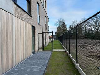 Nog steeds 6% BTW mogelijk! Dit prachtige gelijkvloersappartement is gelegen in het nieuwe Residentie Balique langs de Brugstraat te Sint-Job-in-’t-Goor, op een ideale locatie vlakbij winkels, scholen en openbaar vervoer. Dankzij de 6% BTW-optie biedt dit appartement niet alleen topkwaliteit, maar ook een financieel voordeel bij aankoop, onder de geldende voorwaarden.<br /><br />Indeling van het appartement:<br />•Inkomhal met gastentoilet<br />•Ruime leefkeuken en lichte woonkamer<br />•2 comfortabele slaapkamers<br />•Praktische berging<br />•Moderne badkamer met hoogwaardige afwerking<br /><br />Vanuit de woon- en eetkamer heeft u toegang tot de privatieve tuin met buitenterras, ideaal voor ontspanning en buitenleven.<br /><br />In de ondergrondse verdieping bevinden zich de 2 privatieve autostaanplaatsen en een privatieve kelderberging (ca.12m²). De autostaanplaatsen en kelderberging zijn inbegrepen in de verkoopprijs.<br /><br />Energiezuinig en comfortabel wonen:<br />•E-peil maximum 20 voor lage energiekosten en optimaal comfort<br />•Vloerverwarming en lucht-water warmtepomp met koelfunctie<br />•Zonnepanelen voor energie-efficiëntie<br />•Kwalitatieve afwerking van keuken, sanitair en vloeren<br />•Aandacht voor licht, lucht en binnenklimaat<br /><br />Waarom kiezen voor Residentie Balique?<br />•6% BTW-optie biedt aanzienlijke belastingvoordelen bij aankoop<br />•Duurzaam en energiezuinig wonen met een E-peil van maximum 20<br />•Moderne architectuur en hoogwaardige afwerking<br />•Centraal gelegen in een rustige, toch goed bereikbare buurt<br /><br />Wacht niet langer en maak van duurzaam wonen uw realiteit! Contacteer ons voor meer informatie of een bezichtiging van de beschikbare appartementen en woningen.