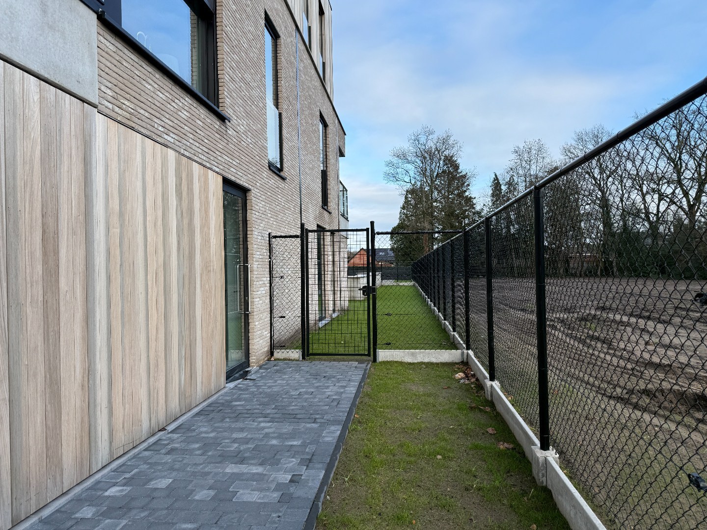 Gelijkvloers 2-slpk appartement met tuin, 2 stpls en een kelder - foto 2