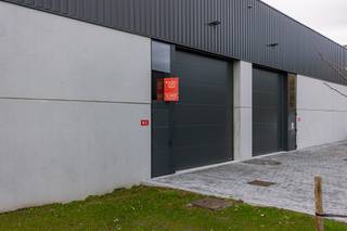 Ontdek het gloednieuwe KMO-project Gruuthuse in Oostkamp.<br /><br />Dit modern bedrijvenproject bevindt zich op een strategische locatie in het hart van West-Vlaanderen. <br />De laatste afwerkingswerken zijn volop aan de gang. <br />Ideaal voor ondernemingen die nood hebben aan extra ruimte of op zoek zijn naar een interessante investering.<br />De kmo-units in Oostkamp bevinden zich op een uitstekende locatie in de nabijheid van de grote steden zoals Brugge en Gent , waardoor ze kunnen bijdragen aan een bloeiende economische omgeving die tal van zakelijke kansen bieden.<br /><br /><br />Troeven: <br />* Toplocatie nabij Brugge en Gent - vlotte verbinding met de E40 en E403 <br />*Duurzame BEN gebouwen <br />*Casco oplevering met een oppervlakte van 649,8 m²<br />*Mogelijkheid tot diverse optiepakketten<br />*4 parkeerplaatsen<br />*Industriële, gepolierde gewapende betonvloer<br />*Lichtstraat in meerwandige polycarbonaatplaten met aluminium profielen<br />*Aluminium schrijnwerk met elektronische sectionale poort<br /><br />Onmiddellijk beschikbaar of beschikbaar op zeer korte termijn!<br /><br />Interesse?<br />Contacteer Simon via 0498 12 37 08 of mail naar simon@vicusvastgoed.be