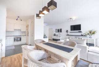 Machtenswijk, in een recent gebouw opgetrokken in 2008, ontdekt u dit mooie appartement van ±110 m², met aangename volumes en een prettig terras...