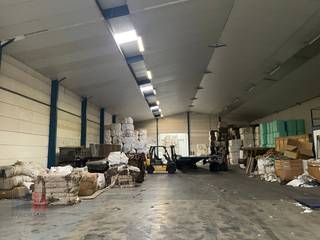 Deze functionele magazijnruime van 1.195 m² is toegankelijk via een automatische sectionale poort (4,90B x 4,50H) en beschikt over een nieuw geïsoleerd dak sinds 2025.<br /><br />De vrije hoogte tussen 6 en 8 meter zorgt voor efficiënte opslagmogelijkheden en het plaatsen van racks, een mezzanine van +/- 70 m² geeft extra ruimte. Er is een elektrisch vermogen van 100 ampère aanwezig.<br /><br />Het terrein is volledig verhard en voorzien van parkeergelegenheid aan de voorzijde en zijkant, voldoende manoeuvreerruimte.<br /><br />Gelegen nabij het centrum van Meulebeke en Tielt, op amper 4 km van de Brugsesteenweg (N50) en op slechts 5 km van de Pittemsesteenweg (N37) met een vlotte verbinding naar de E403 op- en afrit 8 Roeselare-Beveren. <br /><br />Contacteer<strong> </strong>PANORAMA B2B voor bijkomende inlichtingen, plannen of een vrijblijvend plaatsbezoek op 050 300 800.