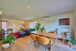 Instapklare lichtrijke woning (174m²) met 3 slaapkamers en garage op perceel van 384m².Deze leuke gezinswoning is gelegen in een verkeersluwe straat...