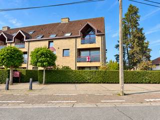 <p>Dit net gerenoveerde en energiezuinige appartement, gelegen op de eerste verdieping aan de Florastraat in De Pinte, beschikt over een gunstig EPC-label B en geniet van een ideale indeling.<br /><br />Voor meer informatie contacteer Ella@centeroffice.be of 0492 50 88 18. <br /><br />Bij het binnenkomen komt u terecht in de inkomhal, die toegang biedt tot de vernieuwde keuken en de lichtrijke leefruimte. De keuken is voorzien van alle nodige toestellen en sluit mooi aan bij het hedendaagse karakter van het appartement.<br /><br />Verder beschikt het appartement over een afzonderlijk toilet en een vernieuwde badkamer met dubbele lavabo en douche. In de badkamer is er eveneens een aansluiting voorzien voor een wasmachine.<br /><br />Daarnaast zijn er twee ruime slaapkamers, beide geschikt voor het plaatsen van een dubbel bed met kleerkast en/of bureau. Tot slot is er nog een praktische en ruime berging aanwezig, wat zorgt voor extra comfort en opbergruimte.<br /><br />Door de ligging nabij het station van De Pinte geniet u bovendien van een vlotte verbinding met de trein en een uitstekende bereikbaarheid naar belangrijke invalswegen, waaronder de E40 en E17.<br /><br />Bijhorend een garage en staanplaats. <br />EPC B: 126 kWh/(m² jaar)<br />Huurprijs 1150 euro + 60 euro gemeenschappelijke kosten. </p>