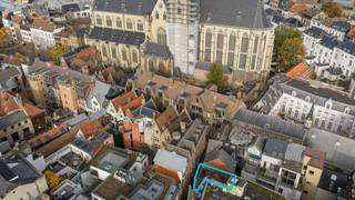 In de rustige en charmante Stoelstraat, een autoluwe straat midden in de oude stad, bevindt zich deze authentieke stadswoning met verrassend...