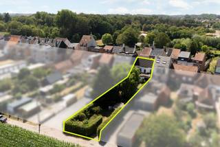 <p>Wie zoekt naar een woning waar wonen en werken perfect gecombineerd kan worden, is deze handelswoning een unieke opportuniteit!<br /><br />De commerciële ruimte bestaat uit maar liefst 25 m², aangevuld met een wachtzaal, receptieruimte, toilet en een extra bergruimte van 4 m². Hierdoor is dit pand uitermate geschikt voor tal van vrije beroepen of wie wilt wonen met creatieve ruimtes, met de mogelijkheid om tot vijf slaapkamers te creëren. Dankzij de royale indeling biedt deze woning alle opportuniteiten om volledig naar eigen smaak en wensen in te richten.<br /><br />Buiten geniet u van een zeer aangename, grote tuin met een extra uitweg, ideaal voor een vlotte bereikbaarheid. Verder beschikt het pand over een oprit en garage, wat zorgt voor extra comfort en voldoende parkeermogelijkheden.<br /><br />Troeven op een rij:<br />• Handelswoning met enorm potentieel<br />• Praktijk-/ bureauruimte van 25 m² met wachtzaal, receptie, toilet en berging<br />• Ruime privéwoning met mogelijkheid tot 5 slaapkamers<br />• Grote, zonnige tuin met extra uitweg<br />• Oprit en garage<br />• Geen renovatieverplichting!<br />• Ideaal voor een combinatie van wonen en werken of als investering<br /><br />Een unieke kans voor wie op zoek is naar een eigendom met tal van mogelijkheden op een aantrekkelijke locatie. Ontdek zelf het potentieel van dit veelzijdige pand en plan vandaag nog uw bezoek op nummer 0470/79 66 20<br /><br />De opgegeven informatie en oppervlaktes zijn informatief en niet bindend.</p>