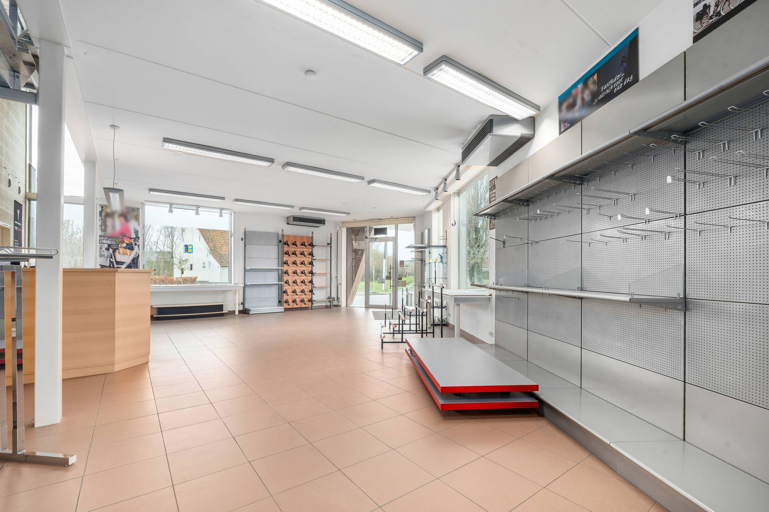 Modern en hedendaags handelspand in Beveren-Leie - foto 4