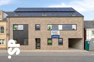 Dakappartement (tweede verdieping) in residentie 'OLMSEBAAN'.<br /><br />Ontdek dit appartement met ruim terras op de tweede verdieping in de nieuwe residentie 'OLMSEBAAN'. De indeling omvat een inkomhal, twee comfortabele slaapkamers - waarvan één met badkamermeubel en toilet, een apart toilet, een moderne badkamer , een ruime en lichtrijke woonkamer met open keuken, en een praktische berging/wasplaats.<br /><br />Het gebouw is uitgerust met een lift en biedt diverse parkeermogelijkheden aan de rechterzijde van het gebouw: autostaanplaatsen, carports en garages zijn apart aan te kopen.<br /><br />De appartementen worden opgetrokken met ecologisch verantwoorde materialen en voldoen aan de BEN-norm (Bijna-EnergieNeutraal) met een E-peil lager dan 30. Hiervoor worden ze uitgerust met milieuvriendelijke technieken.<br /><br />Centraal gelegen op wandelafstand van het centrum, met een vlotte verbinding naar in- en uitvalswegen.<br /><br />Verkoop onder BTW-stelsel, mogelijkheid tot toepassing van het 6% btw-tarief. Een ideale opportuniteit, zowel voor starters als voor investeerders.<br /><br />De afgebeelde beelden en materialen zijn bedoeld ter inspiratie en kunnen afwijken van de definitieve oplevering.<br /><br />Voor meer informatie of een bezoek ter plaatse, kan u contact opnemen met IMMO SP via 014 59 10 20 of mailen naar jill@immosp.be. Benieuwd naar de waarde van uw eigen woning? Vraag vrijblijvend een gratis verkoopanalyse aan – wij helpen u graag verder!