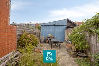 Deze woning met handige uitweg achteraan is gelegen nabij centrum Brugge en werd enkele jaren geleden deels onder handen genomen.<br />De woning bestaat momenteel uit een inkom, leefruimte, gastentoilet, keuken, berging met directe toegang tot een ruime achterliggende loods. Achter deze ruimte bevindt zich nog een een zuidgericht terras/tuintje met handige uitgang naar de achterliggende straat.<br />Op de eerste verdieping bevinden zich een gerenoveerde badkamer, een slaapkamer en een kleine ruimte voor een dressing. Van hieruit heeft men toegang tot de geïsoleerde zolder waarin een tweede slaapkamer kan gerealiseerd worden.<br />De volgende belangrijke renovaties werden destijds uitgevoerd: Er werd een nieuwe afvoer geplaatst, elektriciteitskast werd vernieuwd, er liggen 12 zonnepanelen, een energiezuinige condenstatieketel op gas, achterliggend dak werd deels vernieuwd en ook gastentoilet en badkamer werden reeds aangepakt.<br />Bent u op zoek naar een woning waar wat werk mag aan zijn nabij het centrum, neem gerust contact op voor meer info of om een bezoek in te plannen.<br /> 