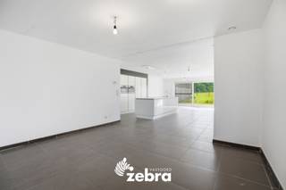 Deze verzorgde woning is gelegen in een vlot bereikbare en rustige omgeving, dichtbij winkels, scholen en openbaar vervoer.<br /><br />Bij het binnenkomen betreedt u de inkomhal met gastentoilet. Verder beschikt de woning over een lichtrijke woonkamer met geïntegreerde bureauruimte, ideaal voor thuiswerk, aansluitend vindt u de open en volledig uitgeruste keuken voorzien van alle toestellen en een gezellige eetruimte. Via het schuifraam heeft u rechtstreeks toegang tot de gezellige tuin, waardoor u optimaal geniet van het contact tussen binnen en buiten. Achteraan de woning bevinden zich nog een praktische berging of wasruimte en een extra bergruimte. Daarnaast beschikt de woning ook over een kelder, ideaal als bijkomende opslagruimte.<br /><br />Op de eerste verdieping bevinden zich twee volwaardige slaapkamers en een ruime badkamer uitgerust met een dubbele lavabo, douchecabine, ligbad en toilet. Via de vaste trap bereikt u de tweede verdieping waar de ruime ingerichte zolder momenteel dienst doet als derde slaapkamer.<br /><br />De woning beschikt bovendien over een conforme elektrische keuring en een EPC-label C.<br /><br /><strong>Ook wild geworden van deze thuis?<br />Twijfel niet langer en leg vandaag nog uw bezoek vast!</strong>