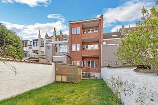 <p>Voor meer info of bezoek, bel 02 884 23 23 - Voor meer info of bezoek, bel 02/884.23.23 – <strong>Interessante opbrengsteigendom bestaande uit 3 appartementen, gelegen te Weeshuisstraat 25, Anderlecht!</strong> Dit karaktervolle gebouw geniet van een gunstige ligging nabij openbaar vervoer, winkels, scholen en met vlotte verbinding naar Brussel en belangrijke invalswegen.</p><p>Het pand is ingedeeld in <strong>drie appartementen</strong> en vormt een uitstekende opportuniteit voor investeerders die op zoek zijn naar een stabiel rendement of voor wie een combinatie zoekt van eigen bewoning en verhuur.</p><p><strong>Indeling:</strong></p><ul><li><p><strong>Gelijkvloers:</strong> appartement met <strong>1 slaapkamer</strong>, privatieve <strong>tuin</strong> en <strong>kelder</strong></p></li><li><p><strong>1ste verdieping:</strong> appartement met <strong>1 slaapkamer</strong> en <strong>bureau</strong></p></li><li><p><strong>2de verdieping:</strong> appartement met <strong>1 slaapkamer</strong> en <strong>bureau</strong></p></li></ul><p>Dankzij de praktische indeling, aantrekkelijke woonoppervlaktes en de centrale ligging geniet dit gebouw van een sterke verhuurbaarheid.</p><p><strong>Troeven:</strong></p><ul><li><p>Opbrengsteigendom met 3 appartementen</p></li><li><p>Gelijkvloers appartement met tuin</p></li><li><p>Goede ligging</p></li><li><p>Nabij winkels, vervoer en scholen</p></li><li><p>Interessant investeringsrendement</p></li></ul><p>Stedenbouwkundige inlichtingen in aanvraag.</p>