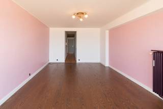 Droomt u van wonen aan zee in een comfortabel en energiezuinig appartement? Dit stijlvolle appartement van 82 m² combineert ruimte, licht en een uitzonderlijke ligging met een prachtig panoramisch zeezicht vanuit de royale woonkamer. Dankzij de grote raampartijen geniet u hier elke dag van een overvloed aan natuurlijk licht en een unieke, rustgevende sfeer.<br /><br />De lichtrijke leefruimte sluit naadloos aan op de praktische, modern uitgeruste keuken, ideaal voor wie houdt van gezellig koken en ontspannen met zicht op zee. Het appartement beschikt over twee volwaardige slaapkamers, waarvan beide directe toegang hebben tot een aangenaam balkon met uitzicht op een groene omgeving, de perfecte plek om in alle rust van uw ochtendkoffie te genieten.<br /><br />Ook op vlak van comfort scoort dit appartement uitstekend. Met een gunstige EPC-score B woont u hier energiezuinig en comfortabel, zowel als vaste woonst, tweede verblijf of slimme investering aan de kust.<br /><br />Bovendien bevindt het appartement zich op een toplocatie, vlak bij winkels, gezellige restaurants en het strand, zodat u optimaal kunt genieten van het bruisende kustleven.