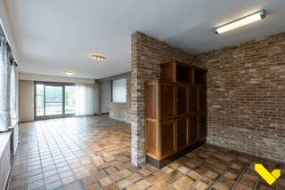 Ruime volledig onderkelderde gelijkvloerse woning.<br /><br />We betreden deze rustig gelegen gelijkvloerse woning langs de linkse zij-ingang, om uit te komen in de ontvangsthal met gastentoilet. Deze geeft toegang naar het ruime en lichtrijke leefgedeelte. Deze bestaat uit een werkhoek, een zitkamer en een eetkamer met connectie naar de keuken en het achterliggende terras. De keuken is voorzien van alle hedendaags comfort (vaatwasser, frigo, microgolfoven, fornuis). Achter de keuken is er nog een berging met ingemaakte kasten, die tevens toegang geeft naar de kelder, de zolder en naar buiten.<br /><br />Gaan we vervolgens door naar het nachtgedeelte, hebben we hier 3 slaapkamers en een badkamer (bad, douche en dubbele lavabo).<br /><br />De ganse woning is tevens onderkelderd en deze is onderverdeeld in een koele berging, wasplaats, werkplaats, bergplaats, stookplaats en een ruime garage voor meerdere wagens.<br /><br />Zetten we een stap naar buiten hebben we een volledig aangelegde westelijke tuin met verschillende terrassen, waar het heerlijk vertoeven is.<br /><br />Op vlak van ligging zitten we hier in een rustige straat net achter het centrum van Veerle-Laakdal. Ook is er een goede verbinding naar de omliggende gemeenten en de E313.<br /><br />Bent u geïnteresseerd en wenst u een bezoek? Bel ons op het nummer 014 58 02 08.