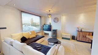 Bent u op zoek naar een instapklare woning op een centrale ligging? Dan is deze volledig gerenoveerde woning precies wat u zoekt!<br /><br />Deze charmante en lichtrijke gezinswoning werd recent vernieuwd en biedt alle comfort voor een modern gezin. Dankzij de uitstekende ligging nabij winkels, scholen, openbaar vervoer en invalswegen, combineert u hier rust en bereikbaarheid op perfecte wijze.<br />Indeling:<br />🔹 Ruime leefruimte met veel natuurlijk licht en schuifraam naar het terras/tuin<br />🔹 Volledig uitgeruste keuken met moderne toestellen en eetgedeelte<br />🔹 Praktische berging/wasplaats<br />🔹 4 volwaardige slaapkamers, ideaal voor (grote) gezinnen of thuiswerk<br />🔹 Stijlvolle badkamer met douche, ligbad, toilet en dubbele lavabo<br /><br />Extra troeven:<br />✅ Volledig gerenoveerd – instapklaar<br />✅ recente isolatie, dubbele beglazing en condenserende gaswandketel<br />✅ Aangename zuidgerichte tuin met terras<br />✅ Privatieve oprit/staanplaatsen<br /><br />Een unieke kans voor wie op zoek is naar ruimte, comfort en locatie. Ideaal voor gezinnen of koppels die hun toekomst willen uitbouwen in een rustige maar vlot bereikbare omgeving.<br /><br />📞 Interesse in een bezoek of meer info?<br />Contacteer ons vrijblijvend voor een afspraak.