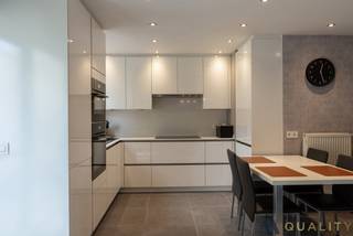 Deze verzorgde en instapklare bel-etagewoning is gunstig gelegen nabij het centrum van Bornem en combineert een praktische indeling met comfortabel wonen. Op het gelijkvloers bevinden zich een ruime inkom- en traphal, een apart gastentoilet, een berging, een veelzijdige hobbyruimte en een inpandige garage. Vanuit de woning heeft u toegang tot een aangenaam terras met gezellige stadstuin, ideaal om in alle rust te genieten van het buitenleven. De eerste verdieping vormt het hart van de woning en omvat een volledig ingerichte keuken, een lichtrijke leefruimte, een comfortabele zithoek en apart toilet. Aansluitend bevindt zich een extra terras waar u heerlijk kunt ontspannen. Op de tweede verdieping geeft de nachthal toegang tot drie volwaardige slaapkamers en een volledig ingerichte badkamer. Dankzij het gunstige EPC-label B is deze woning bovendien energiezuinig, wat resulteert in een aangenaam wooncomfort en lagere energiekosten. Een ideale gezinswoning voor wie op zoek is naar ruimte, comfort en een centrale ligging. Contacteer ons via 03/283.84.84 of mail naar gert@ax-quality.be voor een bezichtiging en ontdek zelf de troeven van dit pand.