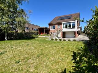 Deze uitstekend onderhouden woning, gelegen in de Vengerstraat 35, bevindt zich op een topligging op fietsafstand van Leuven en vlakbij Tiensesteenweg, E40, Research Park Haasrode, openbaar vervoer en winkels in Korbeek-Lo.<br />Op het gelijkvloers vindt u een ruime inkomhal, een lichtrijke woon- en eetkamer en een volledig uitgeruste keuken met zit- en kookeiland en eethoek, met mooi zicht op de groene tuin, een toegang tot het terras met overdekte zithoek.<br />Verder treft u er nog een gelijkvloerse (slaap)kamer, een badkamer met bad en dubbele wastafel, een gastentoilet en nog een grote ruimte.<br />De eerste verdieping telt twee grote slaapkamers, een tweede badkamer met inloopdouche, toilet en wastafel, een ruime overloop met plaats voor bureau en zolderberging.<br />De woning is volledig onderkelderd met o.a. wasplaats, werkruimte/atelier en ruime garage.<br />De prachtig aangelegde tuin vormt een extra troef en biedt veel rust en privacy. Zonnepanelen aanwezig.<br />Kortom, een perfect onderhouden, instapklare woning op een uitstekende locatie.