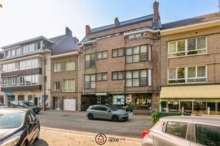 Dit handelspand is gelegen op het Sint Hubertusplein 2 in Hasselt, een levendige locatie met veel passage en zichtbaarheid. Het perceel heeft een uitstekende ligging voor commerciële activiteiten en biedt ruime parkeermogelijkheden dankzij de twee garages en meerdere staanplaatsen voor wagens. Rondom het Sint-Hubertusplein is er voldoende parkeergelegenheid voor klanten. De oppervlakte van het handelspand en de woonst samen is aanzienlijk en biedt tal van mogelijkheden voor zowel zakelijke als residentiële doeleinden.<br /><br />Het handelspand op het gelijkvloers bestaat uit een ruime winkelruimte, ideaal voor uiteenlopende commerciële activiteiten. Daarnaast is er een keuken, een handige berging, een toilet, en een magazijn aan de achterzijde. De grote kelder van bijna 100 vierkante meter biedt extra opslagruimte of kan gebruikt worden voor andere doeleinden, afhankelijk van de behoefte van de koper.<br /><br />Het is mogelijk om het bovengelegen appartement bij aan te kopen. Het appartement beschikt over drie slaapkamers, een ruime woonkamer, een keuken, badkamer en een bijzonder groot terras van 47 vierkante meter. Hoewel de woonst enige renovatiewerken nodig heeft, biedt het veel potentieel om naar eigen smaak in te richten.<br /><br />De belangrijkste troeven van dit pand zijn de uitstekende commerciële ligging, de ruime winkelruimte, de grote kelder, het royale terras en de parkeermogelijkheden met twee garages en staanplaatsen. Het appartement biedt daarnaast veel ruimte en potentieel na renovatie, wat het een ideale investering maakt.<br /><br />Ben je geïnteresseerd in dit handelspand met woonst? Neem gerust contact met ons op via info@optie-m.be of 011 23 11 01 voor meer informatie of een bezoek.