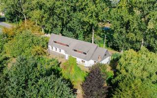 <p><span>BEERVELDE - Landhuis met renovatiepotentieel</span></p><p><span> </span></p><p><span>Op een perceel van 945m² in het landelijke Beervelde, aan de Brandstraat 69, bevindt zich dit lichtrijke landhuis. <br />Het ideale renovatieproject voor wie een karaktervolle gezinswoning zoekt met tal van mogelijkheden om naar eigen smaak te verfijnen. </span></p><p><span> </span></p><p><span>De belangrijkste troeven in een notendop:</span></p><ul><li><span>Groene, rustige omgeving</span></li><li><span>Nabij invalswegen</span></li><li><span>Lichtrijke ruimtes</span></li><li><span>Zonnige tuin</span></li><li><span>Voldoende parkeermogelijkheden</span></li></ul><p><span> </span></p><p><span>De indeling gaat als volgt:</span></p><p><span>Gelijkvloers: </span></p><p><span>Ruime inkomhal, douchekamer met douche en lavabo, polyvalente ruimte die vrij kan worden ingericht, badkamer met bad, toilet en lavabomeubel, volledig geïnstalleerde keuken en een aangename eet- en leefruimte met houthaard.</span></p><p><span> </span></p><p><span>Verdieping:</span></p><p><span>Drie volwaardige slaapkamers, een praktische berging/ dressing en een badkamer met douche, toilet en lavabomeubel.</span></p><p><span> </span></p><p><span>Buitenruimte:</span></p><p><span>Volledig omheinde, zuid-oost georiënteerde tuin, omgeven door groen. <br />De twee inpandige garages en de oprit zorgen voor voldoende parkeermogelijkheden. </span></p><p><span> </span></p><p><span>Belangrijk:</span></p><p><span>Richtprijs: 545.000 EUR</span></p><p><span>EPC: E (437 kWh/m² jaar) </span></p><p><span> </span></p><p><span>Neem snel contact op voor meer informatie of een afspraak en ontdek zelf deze charmante woning.</span></p>