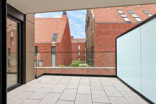 <u><strong>Serviceflat met ruim terras van 11,32 m2 in een moderne, luxueuze residentie met prachtig aangelegde binnentuin en alle voorzieningen bij de hand! </strong></u><br /><br /><u><strong>Deze serviceflat is onmiddellijk beschikbaar!<br />Huurprijs: € 32,87* per dag + € 25,48** per dag basisdiensten = € 58,35 per dag = € 1.775,00 per maand<br />Voorschot gas: € 1,00 per dag*** (u hoeft zelf géén gascontract af te sluiten!</strong></u><br /><br />Heeft u nood aan wat extra zorg en wil u graag naar een serviceflat verhuizen, dan is residentie Ursulinenhof een goede keuze. <br /><br />Deze serviceflat ligt in blok H, op de derde verdieping. De open leefruimte heeft een groot schuifraam met aansluitend het terras. Verder is er een berging, een slaapkamer met badkamer en beschik je in de kelder over een berging. <br /><br />Residentie Ursulinenhof is een luxueuze zorgresidentie: op een AAA-locatie, met een prachtige binnentuin, een brasserie waar zelfs niet-bewoners met veel plezier een hapje gaan eten, zorg van het hoogste niveau en bovendien een imposante architectuur, gebaseerd op het voormalige Ursulinenklooster dat eeuwenlang op de site bestond. U geniet er van de nodige zorgen en kan naar eigen behoefte opteren voor maaltijden (in de brasserie of in de rust van uw eigen penthouse), kinesitherapie, ergotherapie, kappersbehandelingen, pedicure, medische zorgen, ... <br />Het modern oproepsysteem is meer dan "druk op de knop voor hulp": bel rechtstreeks met één van de medewerkers voor al uw vragen, geef in het systeem aan wanneer u veilig thuis bent of erop uit trekt, kijk wie er aan de deur staat, ... Alle functies om het u makkelijk te maken, staan op één scherm. <br /><br />Spendeert u uw zilveren jaren in deze charmante serviceflat? Contacteer ons voor meer informatie of surf naar www.vdv-vanderveken.be/te-huur, kies voor dit appartement en vul de fiche in (in het gouden balkje op “Ik wil dit pand huren!” klikken).<br /><br /><em>*De prijs van de huurcomponent wordt jaarlijks geëvalueerd<br />**Basisdagprijs en huurcomponent onderhevig aan indexaties gebaseerd op overschrijding van de spilindex. Dit is volledig in beheer van Korian vzw. <br />*** De kosten voor het privatief gasverbruik worden jaarlijks afgerekend, waardoor u één keer per jaar te veel betaalde voorschotten kan recupereren of het verbruik dat niet kon worden gedekt met de voorschoten dient bij te betalen. </em>
