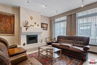 <p>Deze ruime woning is gelegen in hartje Lebbeke en bevindt zich letterlijk op wandelafstand van winkels, scholen en openbaar vervoer. Dankzij het uitzonderlijk volume heeft deze woning tal van mogelijkheden voor grote gezinnen of wie op zoek is naar extra ruimte. Indeling: op het gelijkvloers beschikt de woning over twee afzonderlijke ruime leefruimtes. Verder is er een keuken, een praktische wasplaats, een afzonderlijk toilet en een ruime garage. Achteraan geniet u van een aangename tuin met bijkomende opbergruimte. De eerste verdieping omvat maar liefst vijf ruime slaapkamers, een extra kamer die perfect kan dienen als dressing, hobbyruimte,…, en een badkamer. Via een vaste trap bereikt u de tweede verdieping. Deze verdieping beschikt over verschillende bijkomende ruimtes die, mits renovatie, kunnen worden ingericht tot (slaap)kamers. Dankzij de royale bewoonbare oppervlakte, de vele kamers en de uitstekende ligging in het hart van Lebbeke vormt deze woning een unieke opportuniteit voor wie op zoek is naar een ruime gezinswoning met uitbreidingsmogelijkheden. Vragen, info of een bezoek? Contacteer Charlotte van IMMO TROEF: 052 52 52 00 – info@immotroef.be</p>