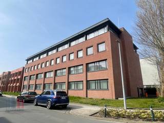 Op een uitstekende en goed bereikbare locatie in Brugge bevindt zich dit imposante kantoorgebouw.<br /><br />Met een totale bruikbare vloeroppervlakte van 2.806 m² over vier royale plateaus, biedt het gebouw een unieke combinatie van oppervlakte, comfort en flexibiliteit. Opsplitsbaar per verdieping vanaf +/- 635 m². <br /><br />De open space kantoorruimte is instapklaar en de ruimtes zijn gemakkelijk in te delen zodat u uw kantooromgeving volledig kunt afstemmen op de behoeften van uw noden en uw team. Per verdieping is er een sanitaire ruimte voorzien. <br /><br />Beschikbaar in zowel koop als huur, is dit gebouw een toekomstgerichte oplossing voor bedrijven die willen groeien en zich willen vestigen op een strategische locatie in Brugge.<br /><br />Ondergrondse als bovengrondse parkeermogelijkheden.<br /><br />Contacteer PANORAMA B2B voor bijkomende inlichtingen, plannen of een vrijblijvend plaatsbezoek 0476 215 115.