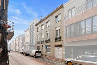 4 vergunde en verhuurde entiteiten (mix 1–3 slpks), renovatie 2013 → lage capex op korte termijn.<br />Conform AREI voor alle wooneenheden → juridisch en technisch zorgelozer verhuren.<br />Dossier compleet: EPC’s per entiteit + asbestinventaris per deel beschikbaar.<br />Centrale ligging nabij zee, openbaar vervoer en winkels — aantrekkelijk voor brede huurdersdoelgroep.<br />Volledig technisch dossier<br />Garage