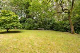 Deze volledig te renoveren gelijkvloerse villa is gelegen in de uiterst residentiële en gegeerde buurt Hof Ter Linden op een zuidwest perceel van ca. 2000 m².<br /><br />Indeling:<br /><br />U betreedt de woning via een karaktervolle hal op natuursteen. Deze verleent toegang tot de woonkamer in L-vorm met grote open haard. Dankzij de grote houten ramen geniet de woonkamer van een mooie lichtinval en een rustgevend uitzicht op de omliggende tuin. Aansluitend bevindt zich de keukenruimte met toegang naar terras en tuin.<br /><br />De nachthal geeft toegang tot 5 slaapkamers en aparte berging. <br /><br />Via een vaste trap bereikt u de zolder met geïsoleerde vloerplaat en is voorzien van Velux-dakramen. Deze verdieping biedt nog fantastische uitbreidingsmogelijkheden.<br />De dubbele inpandige garage is uitgerust met geautomatiseerde poorten en biedt moeiteloos plaats aan twee wagens en extra opbergruimte.<br />Rondom de woning ligt een volgroeide tuin die opgaat in de bosrijke omgeving van Schilde. <br /><br />Bijzonderheden:<br />
<ul>
<li>Authentieke houten profielen met enkel glas</li>
<li>Centrale verwarming op stookolie</li>
<li>Aanwezigheid van een regenwaterpomp/geboorde put die voorziet in drinkbaar water</li>
<li>Geen kruipruimte</li>
<li>EPC: 369 kWh/m² - UC: 3888450</li>
<li>Elektriciteit niet conform</li>
<li>Stedenbouwkundige inlichtingen: Vg – Wp – Vv – Gvkr – Gmo – Gworg</li>
</ul>