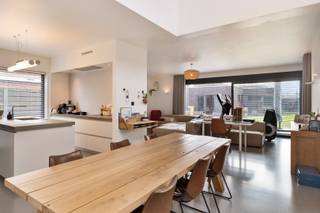 Deze prachtige woning bevindt zich in een rustig gelegen straatje in Dessel-Witgoor. De woning werd in 2013 volledig herbouwd tot een ruime,...