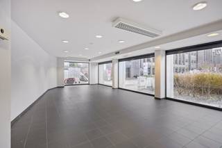 De grote vitrine aan de straatzijde biedt maximale zichtbaarheid voor voorbijgangers en potentiële klanten. Het gelijkvloers is volledig open en...