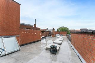 Centrally located, ready-to-move apartment (125 m²) with 3 bedrooms and a very large sunny roof terrace (82 m²) for sale in the center of Roeselare.The central location in the shopping street near the Grote Markt in Roeselare makes this an ideal choice for those looking for a comfortable apartment in the city center.*Layout of the apartment for sale:- entrance with separate toilet- pleasant living room- open kitchen with access to a very spacious roof terrace (82 m²)- bathroom with washbasin, bath and shower- storage- 3 bedrooms *Features and benefits:- Location: the North State is a stone's throw from the Grote Markt, library, shops, restaurants and public transport. You have everything at your fingertips.- Rented: The apartment is currently rented out, which also makes it interesting for investors.- Elevator: the building has an elevator, making it easy to get to the first floor.- Terrace: enjoy a mega roof terrace (82 m²) at the back.This apartment combines comfort, location and practical layout. Contact us for more information or a viewing.