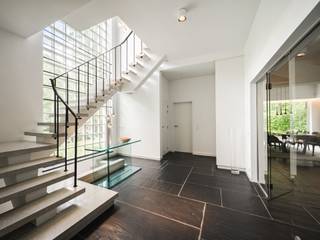 Ideaal gelegen in de wijk Prins d'Orange, biedt deze gemeubileerde villa met een bruto vloeroppervlak van ± 656 m² vijf slaapkamers op een perceel...