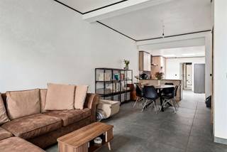 <p><span>Bent u op zoek naar een instapklare woning waar comfort, ruimte en charme perfect samenkomen? Dan zal deze recent gerenoveerde rijwoning u ongetwijfeld weten te bekoren. Deze verzorgde woning in 2024 volledig vernieuwd en biedt een ideale combinatie van hedendaags wooncomfort, praktische indeling en een aangename buitenruimte. Dankzij de doordachte renovaties is deze woning onmiddellijk bewoonbaar en perfect geschikt voor gezinnen, koppels of starters die op zoek zijn naar een duurzame en aantrekkelijke eigendom.</span></p><p><span>Bij het betreden van de woning komt u terecht in een verzorgde inkomhal die toegang geeft tot de gezellige leefruimte. De lichtrijke woonkamer van 29 m² vormt zonder twijfel het hart van de woning. Hier geniet u van een warme en huiselijke sfeer, met voldoende plaats voor zowel een comfortabele zithoek als een ruime eetplaats. Dankzij de aangename lichtinval voelt deze ruimte bijzonder open en uitnodigend aan. Het is de ideale plek om te ontspannen na een drukke werkdag of om gezellige momenten door te brengen met familie en vrienden.</span></p><p><span>Aansluitend bevindt zich de moderne keuken van Dovy, een kwalitatieve en stijlvolle keuken die functionaliteit en design moeiteloos combineert. De keuken is praktisch ingericht en voorzien van voldoende werk- en bergruimte, waardoor koken hier een waar plezier wordt. Of u nu snel een ontbijt klaarmaakt of uitgebreid kookt voor gasten, deze keuken biedt alle comfort en gebruiksgemak dat u verwacht.</span></p><p><span>Op de verdiepingen beschikt de woning over 3 volwaardige slaapkamers. Elke kamer biedt tal van mogelijkheden en kan perfect ingericht worden als master bedroom, kinderkamer, bureau of hobbyruimte. Dankzij de slimme indeling zijn de kamers optimaal benut en geniet u overal van een aangenaam ruimtegevoel. Dit maakt de woning bijzonder geschikt voor gezinnen of voor wie extra kamers wenst voor thuiswerk of logees.</span></p><p><span>Een absolute meerwaarde van deze eigendom is zonder twijfel de uitzonderlijk ruime tuin van 320 m². In een rijwoning is een dergelijke buitenruimte zeldzaam en bijzonder gegeerd. De tuin biedt talloze mogelijkheden: een terras aanleggen, een speelzone voor kinderen creëren, een moestuin starten of gewoon genieten van rust en privacy in het groen. Tijdens zonnige dagen wordt dit ongetwijfeld een favoriete plek om te ontspannen, barbecueën of gezellig samen te komen met vrienden en familie.</span></p><p><span>Ook op praktisch vlak scoort deze woning uitstekend. Dankzij de recente renovatie geniet u van een eigendom die met zorg werd aangepakt, waardoor u zich geen zorgen hoeft te maken over onmiddellijke werken. U kan hier zonder zorgen intrekken en meteen beginnen genieten van uw nieuwe thuis.</span></p><p><span>Bovendien combineert deze woning bereikbaarheid en rust, wat een uitermate interessante combinatie geeft.</span></p><p><span>Troeven van deze woning:</span></p><ul><li><span>Recent gerenoveerde rijwoning </span></li><li><span>Instapklaar en verzorgd afgewerkt </span></li><li><span>Gezellige woonkamer van 29 m² </span></li><li><span>Moderne en kwalitatieve keuken </span></li><li><span>3 volwaardige slaapkamers </span></li><li><span>Uitzonderlijke tuin van 320 m² </span></li><li><span>Aangename combinatie van ruimte, comfort en buitenleven </span></li></ul><p><span> </span></p><p><span>Kortom, deze woning is een unieke kans voor wie op zoek is naar een instapklare en smaakvol gerenoveerde rijwoning met veel leefruimte én een uitzonderlijk grote tuin. Een bezoek zal u meteen overtuigen van de charme, het comfort en de mogelijkheden die deze eigendom te bieden heeft.</span></p>